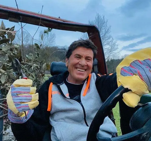 Ustioni per Gianni Morandi Ricoverato, ma sta già bene