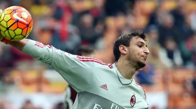 Milan, Curva Sud 'consiglia' Donnarumma