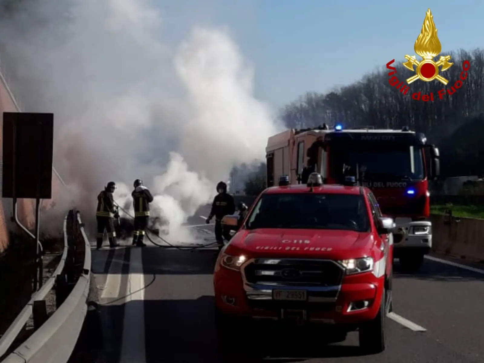 Roma, incendio sul Gra: chiuso lo svincolo della Cassia, evacuato un edificio