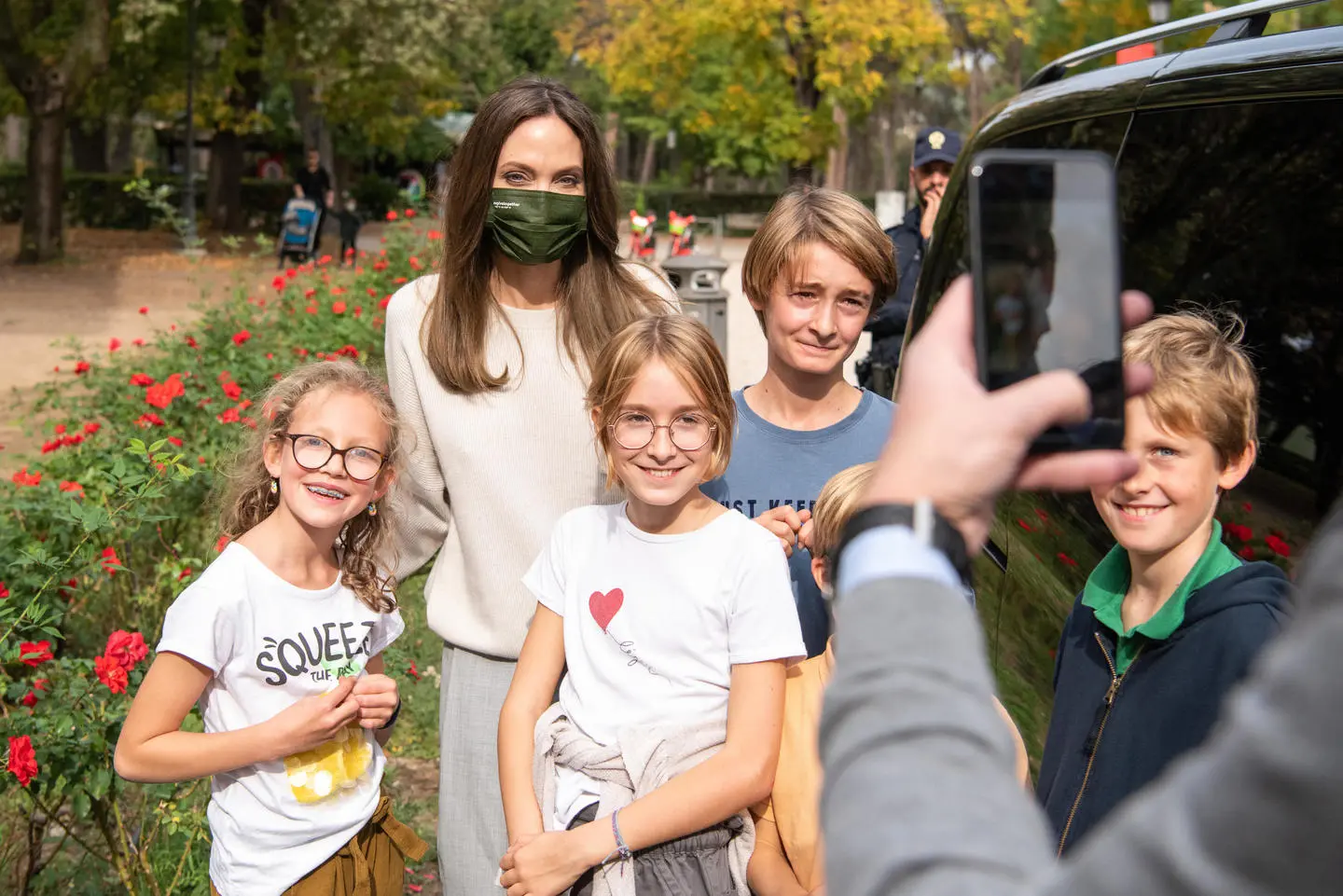 Angelina Jolie agli studenti di Tor Bella Monaca: “Uniti siete molto più forti”/FOTO