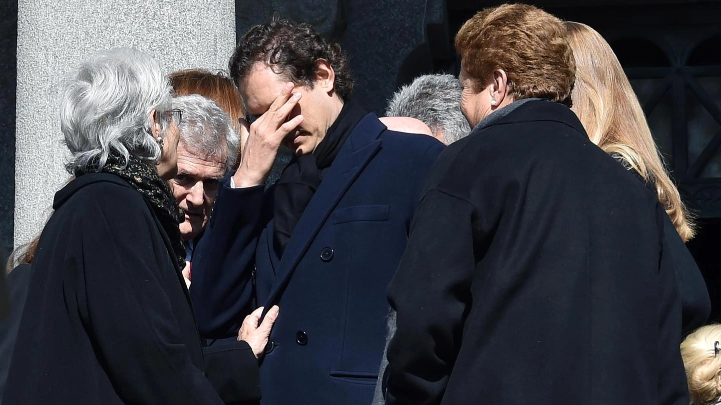 John Elkann si commuove ai funerali della nonna Marella Caracciolo (Ansa)