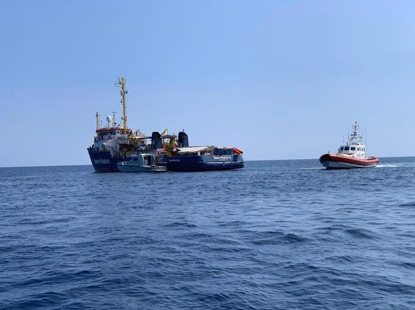 Sea Watch 3, migranti fermi davanti a Lampedusa. Procura valuta il sequestro della nave