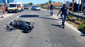 Napoli, incidente stradale: ragazza cade dallo scooter e muore