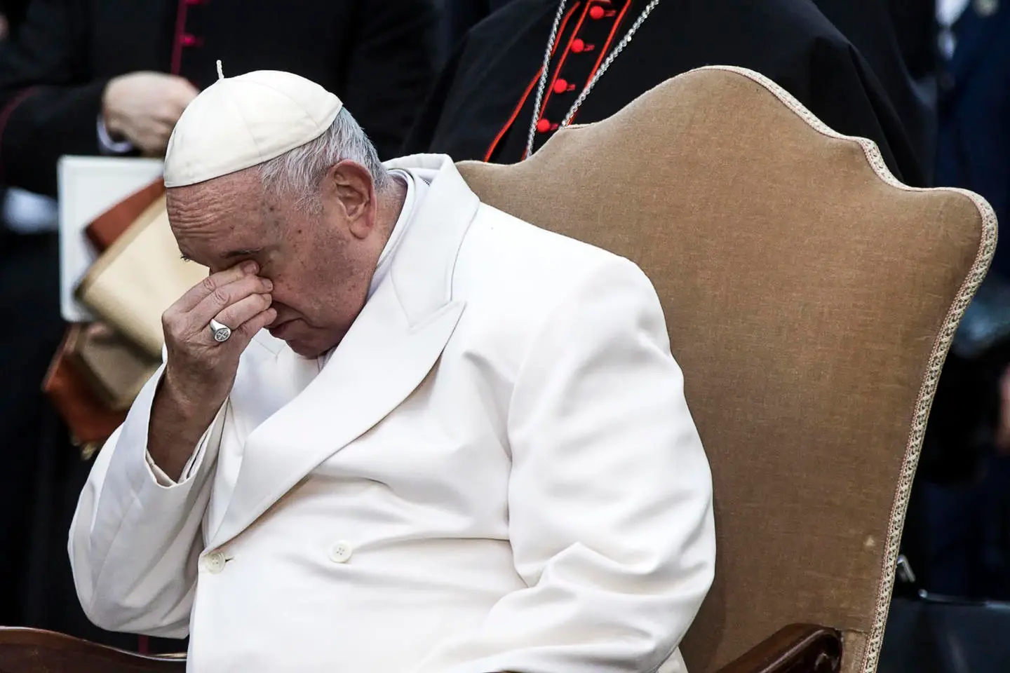 Papa Francesco piange mentre chiede la pace per l'Ucraina. Il video a Piazza di Spagna