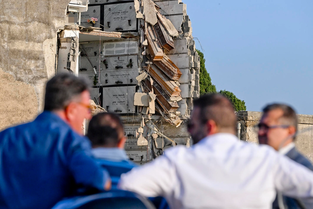 La nuova frana del cimitero monumentale di Napoli