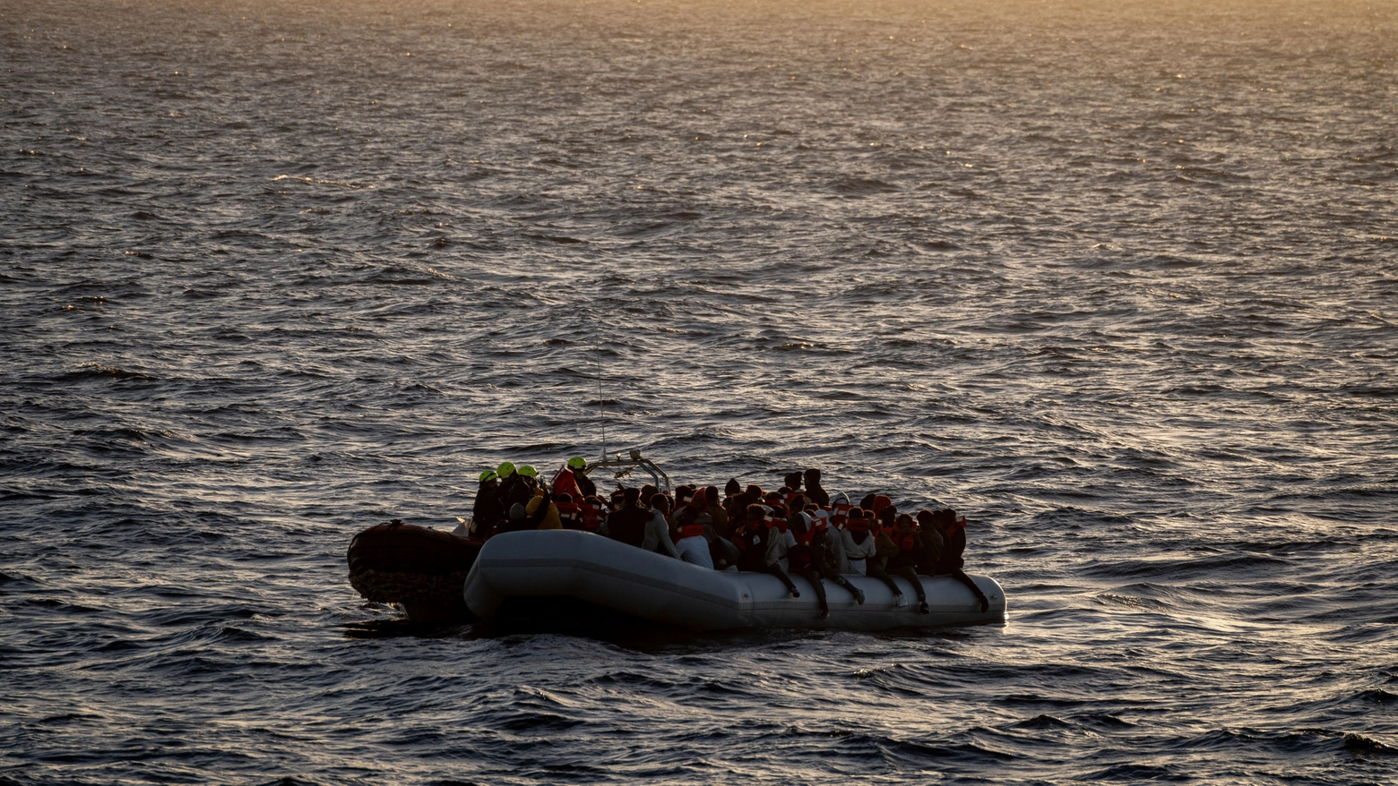 Un gommone di migranti soccorso a largo della Libia, foto di archivio