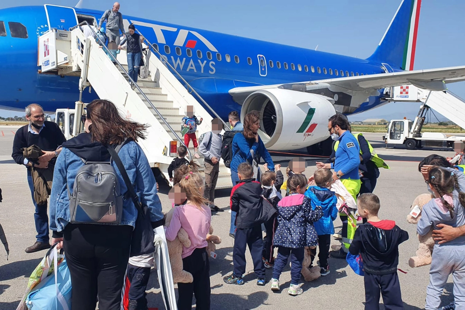 L’atterraggio a Trapani di 63 bimbi ucraini evacuati dagli orfanotrofi di Mariupol e Kramatorsk