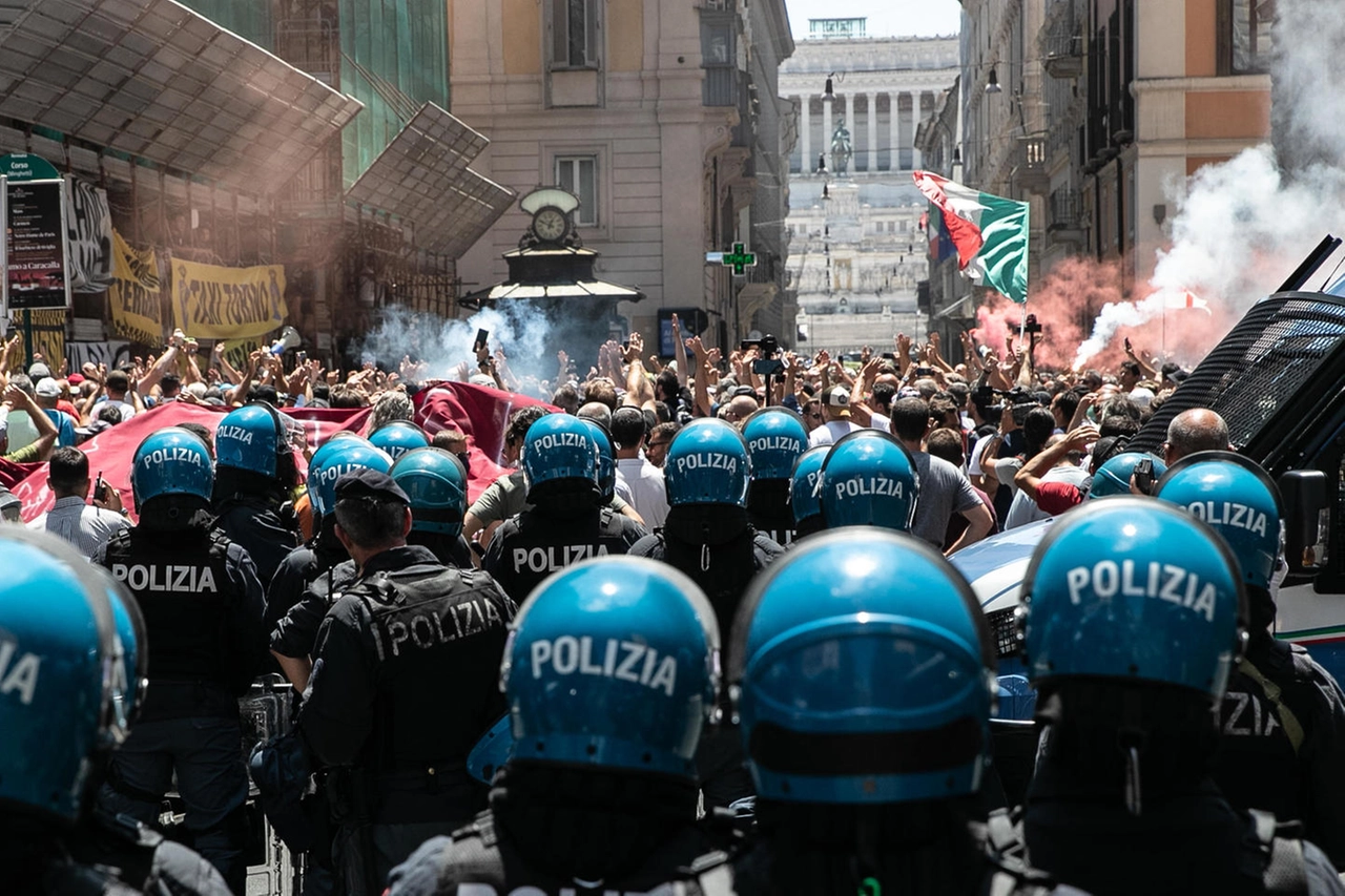 Un momento della protesta dei tassisti vicino Palazzo Chigi,