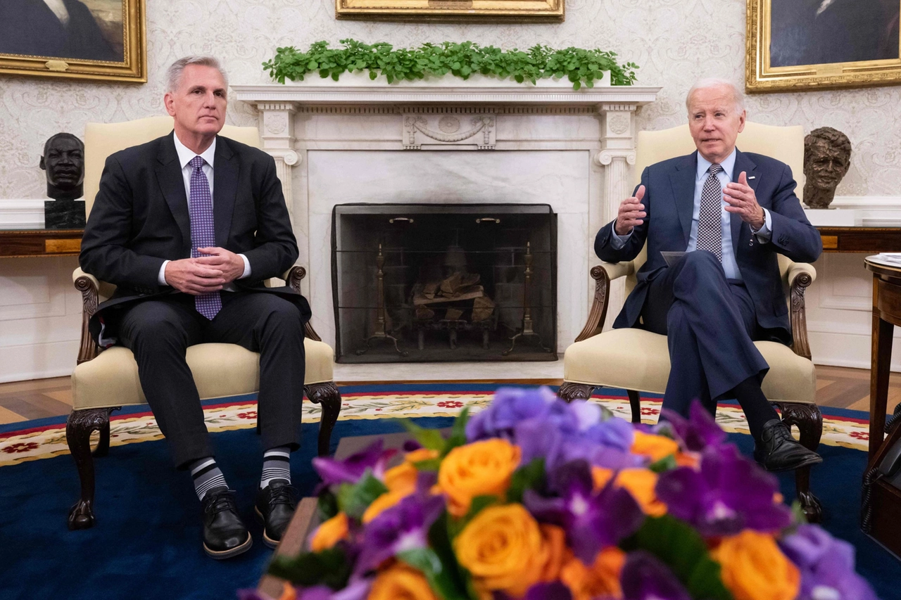 Lo Speaker Kevin McCarthy con il presidente Joe Biden