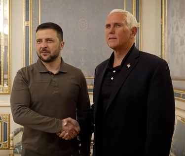 Ucraina, Pence a Kiev incontra Zelensky: “Faccio la mia parte”. Mosca: “Nessun accordo con Zuppi”. L’incontro con Kirill