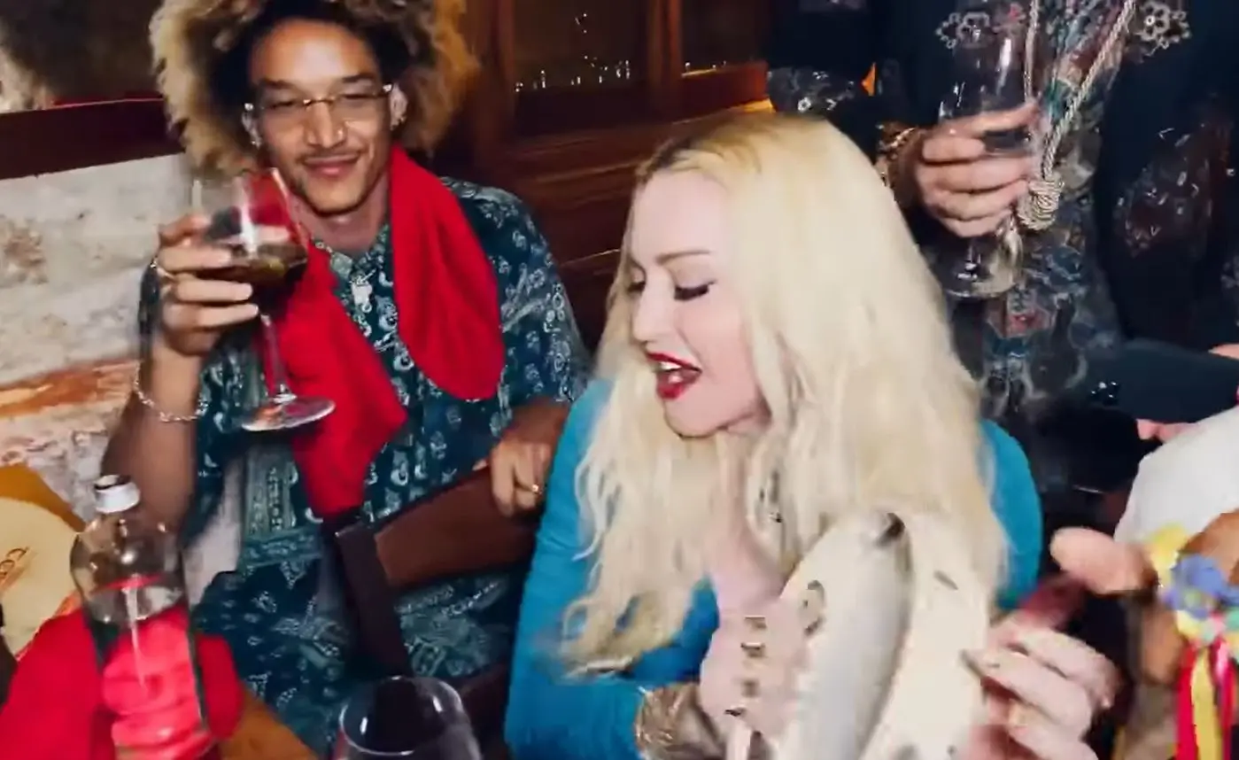 Madonna con il tamburello canta e balla "Bella ciao" in un ristorante di Ostuni. Video