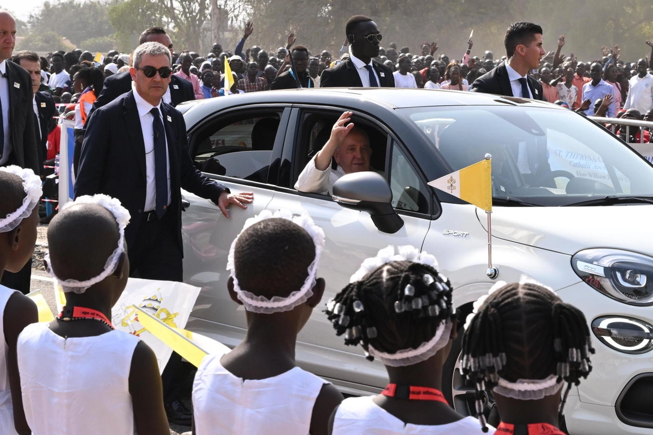 Papa Francesco arriva in macchina all'incontro nella Cattedrale di Giuba (Ansa)