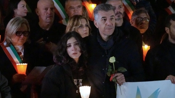 In 10mila alla fiaccolata per Giulia sulle note di Amelie. L'abbraccio tra il padre e la sorella in piazza. C’erano anche i genitori di Filippo