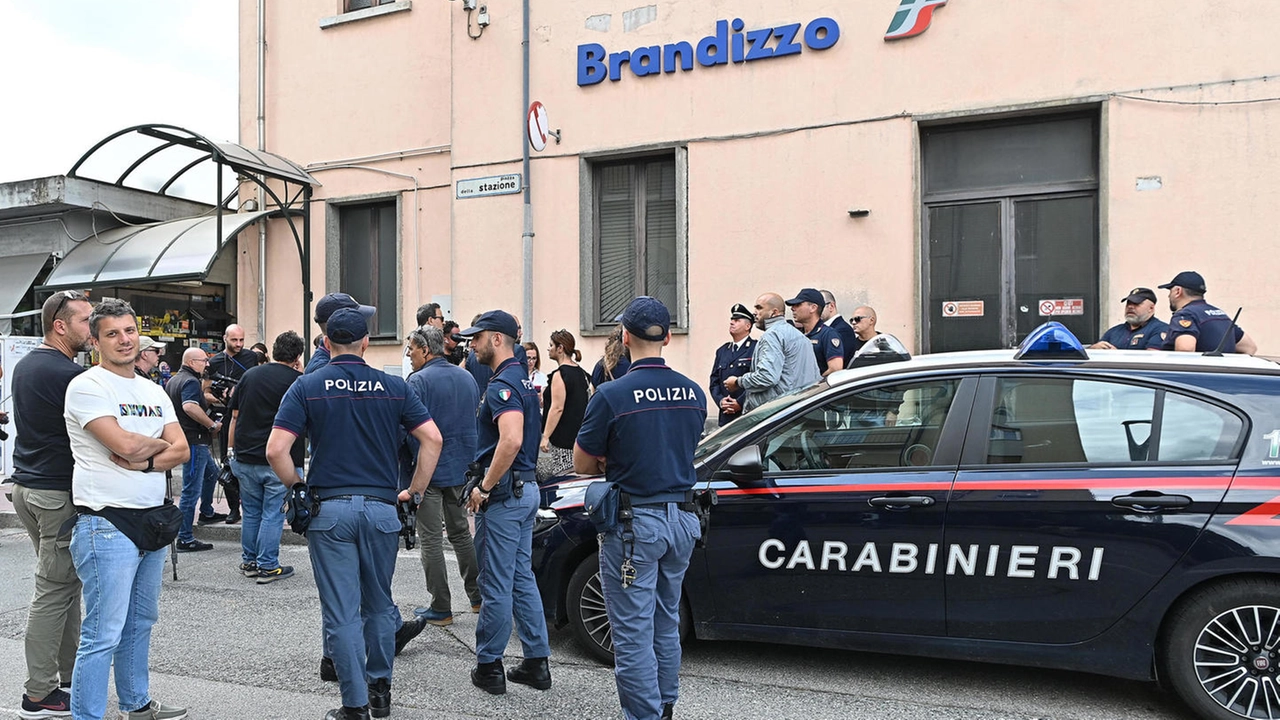 Gli inquirenti nella stazione dove hanno perso la vita 5 operai