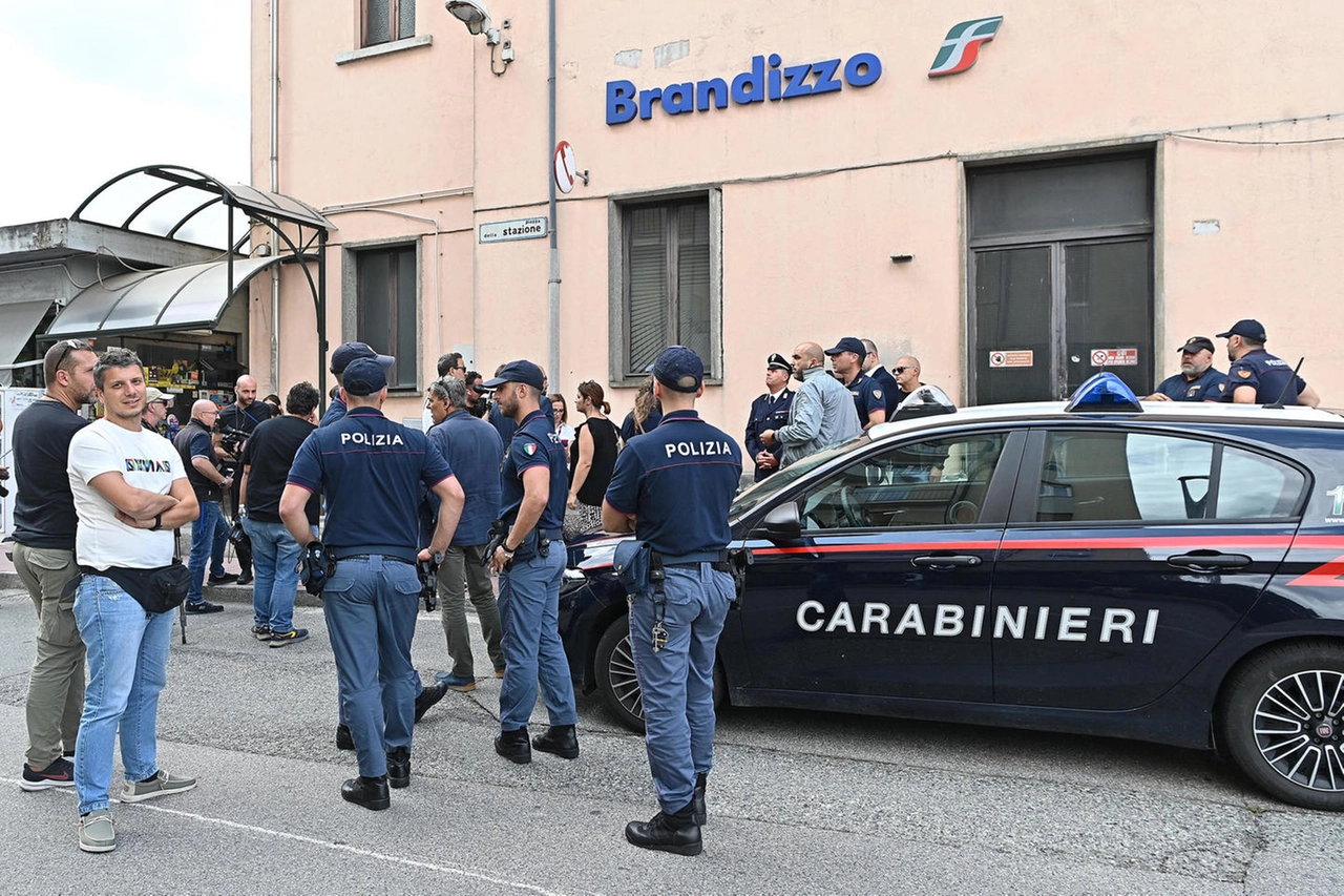 Gli inquirenti nella stazione dove hanno perso la vita 5 operai