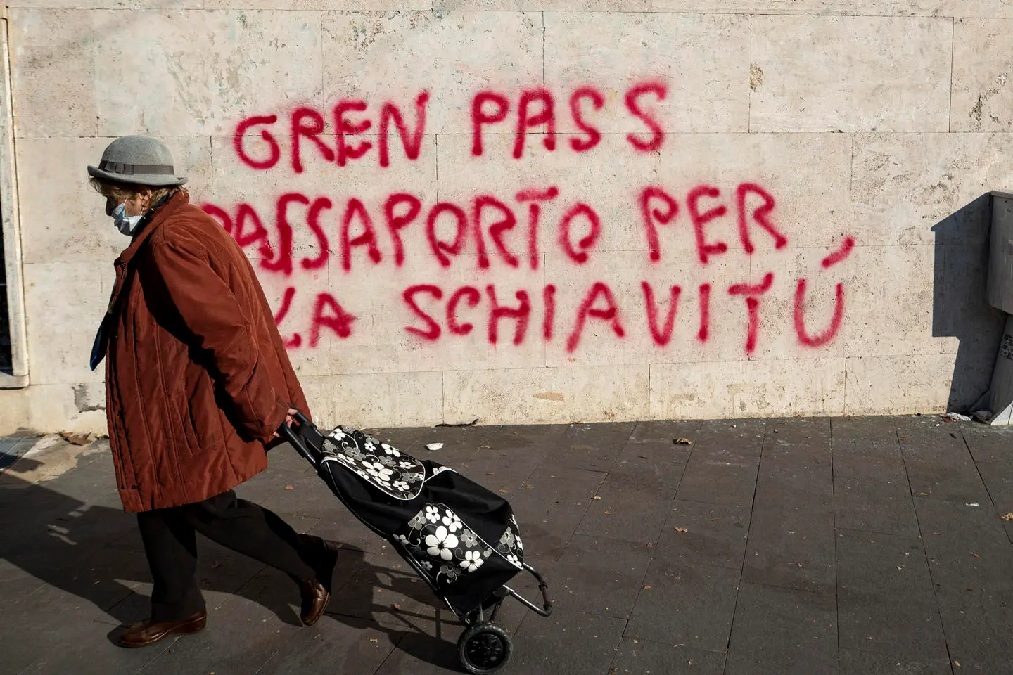 Covid Roma, scritte no-pass davanti alla scuola Battisti della Garbatella / VIDEO