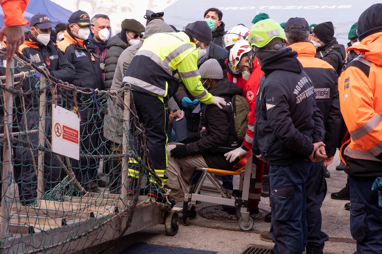 Migranti, lo sbarco dalla Sea Eye a Napoli 