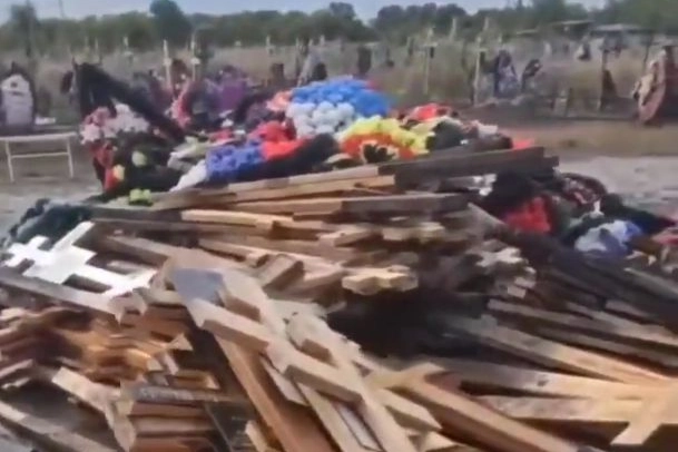 Croci ammassate nel cimitero dei Wagner