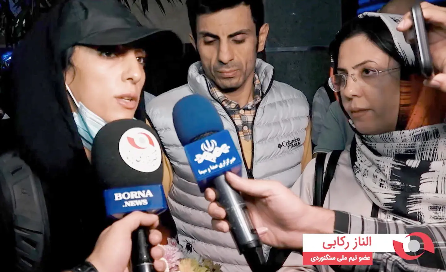 Elnaz Rekabi è rientrata in Iran. Folla all'aeroporto di Teheran: "Sei la nostra eroina"