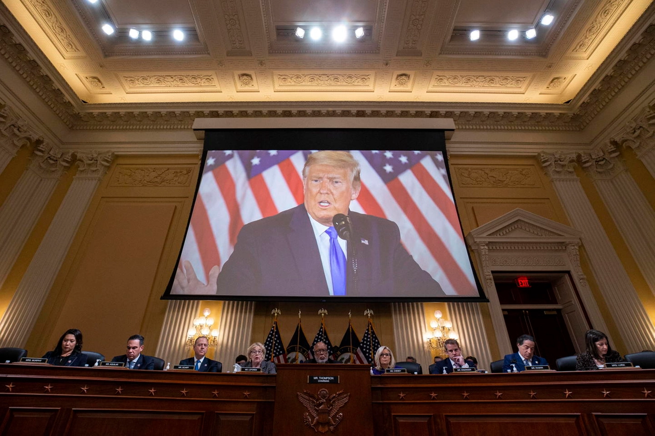 Donald Trump mostrato sullo schermo durante la riunione del comitato per l'indagine