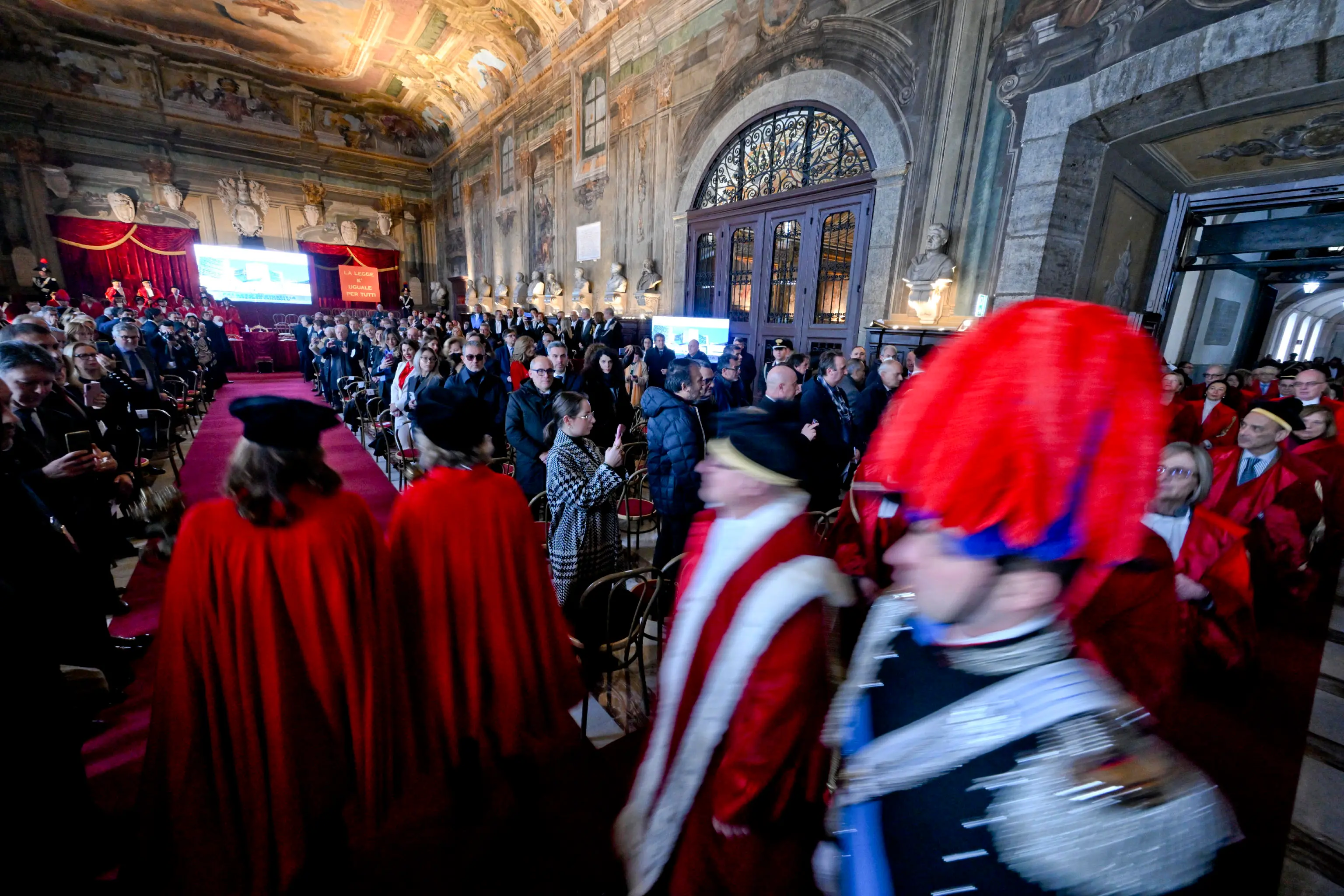 Anno giudiziario Napoli, 6 omicidi in meno ma aumenta insicurezza con rapine e furti