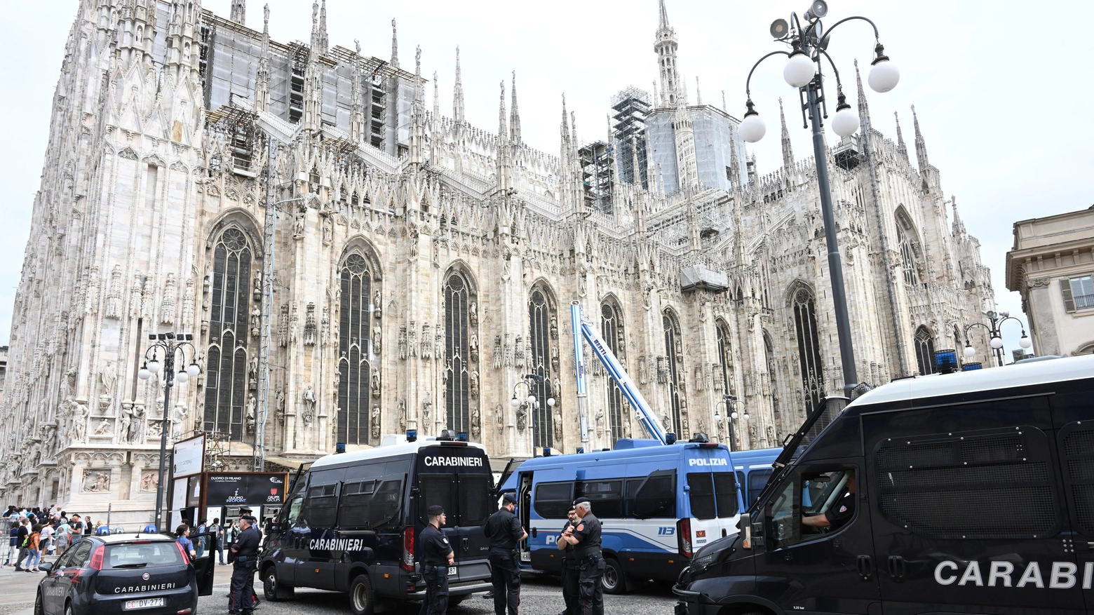 Milano, Piazza Duomo si prepara per l'ultimo saluto a Silvio Berlusconi
