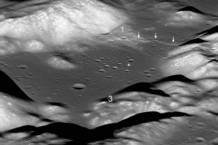 La valle Taurus-Littrow, dove è atterrato l'Apollo 17 (nell'asterisco). Sotto al punto di atterraggio c'è la scarpata della faglia Lee-Lincoln che avrebbe provocato numerosi terremoti lunari.