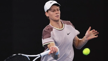 Jannik Sinner travolge l’olandese de Jong e vola al terzo turno degli Australian Open. “Bella partita ma posso migliorare ancora”