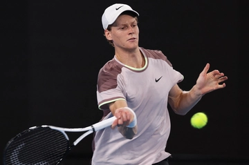 Jannik Sinner travolge l’olandese de Jong e vola al terzo turno degli Australian Open. “Bella partita ma posso migliorare ancora”