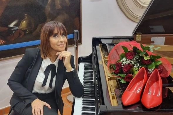 La pianista Giuseppina Torre sul palco contro la violenza sulle donne (Instagram)