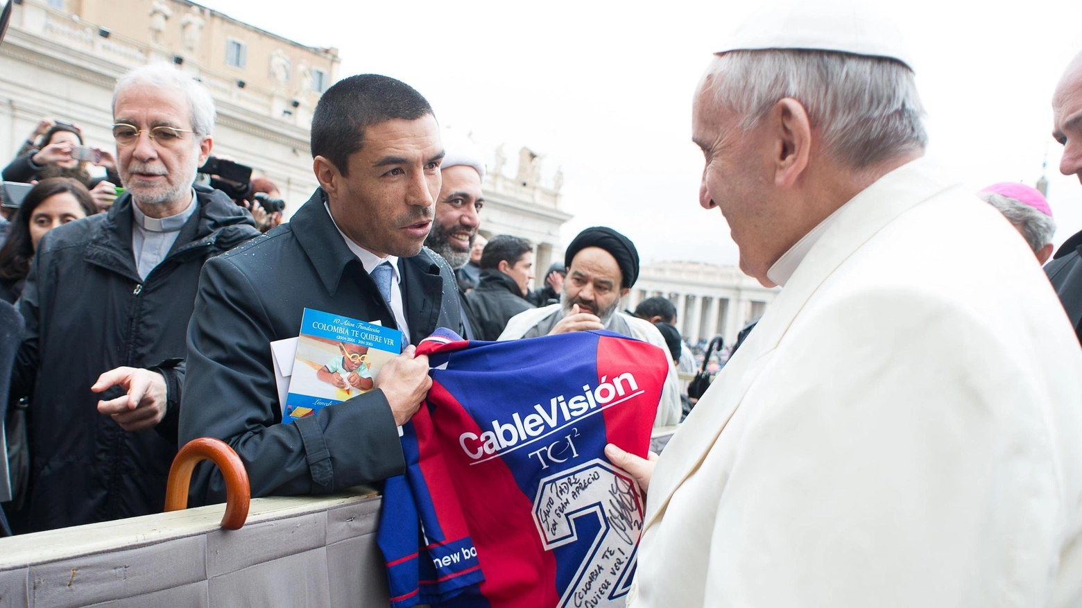  Ivan Ramiro Cordoba dona una maglia del San Lorenzo a Papa Francesco (Ansa)