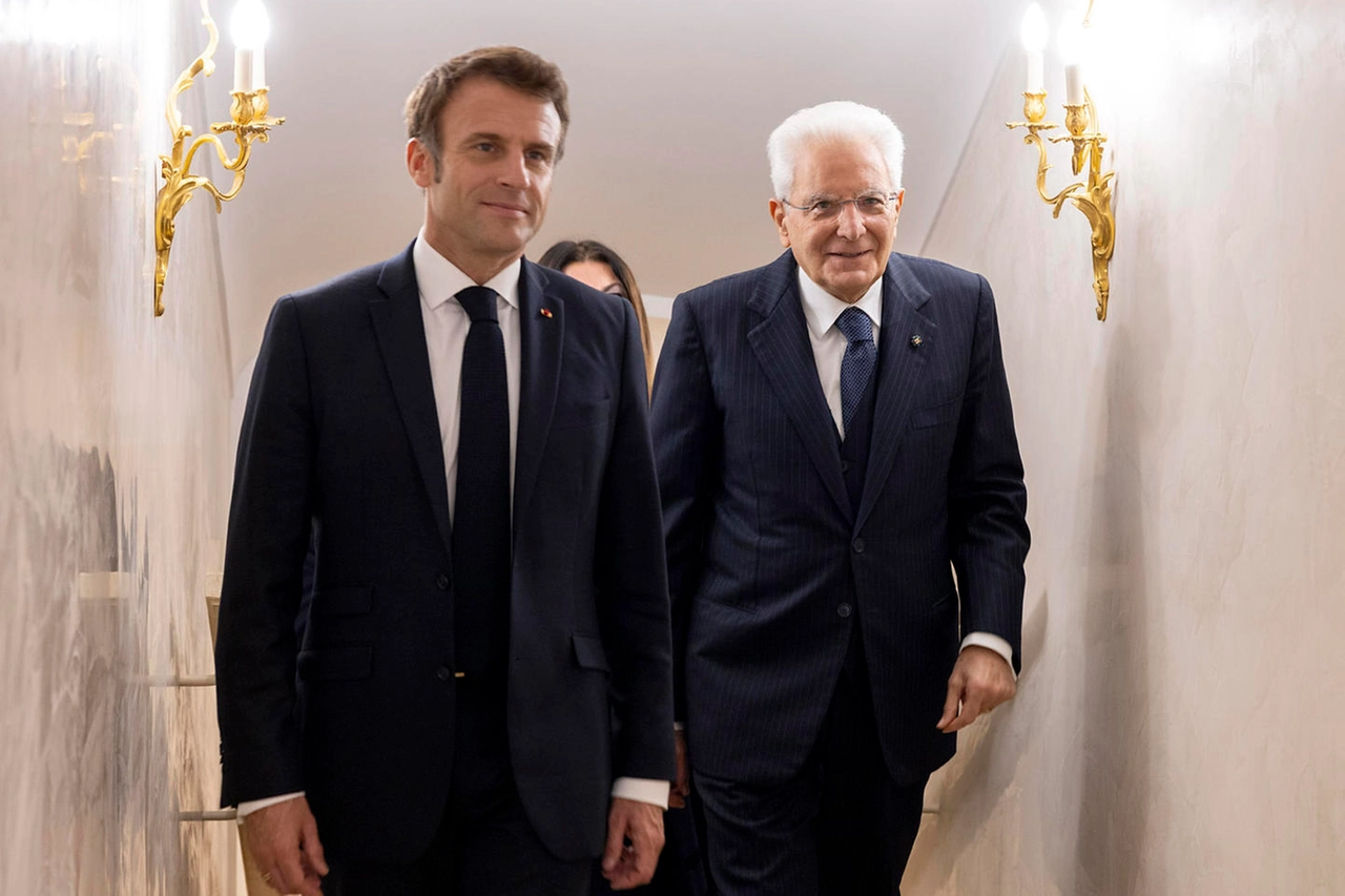 Emmanuel Macron e Sergio Mattarella (Ansa)