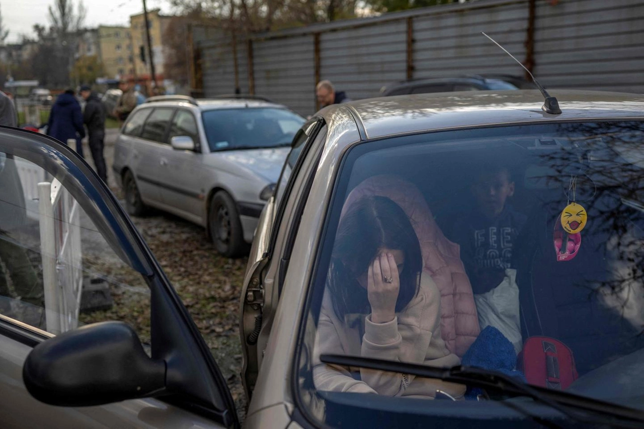 Famiglia di ucraini in fuga da Kherson a Zaporizhzhia (Ansa)