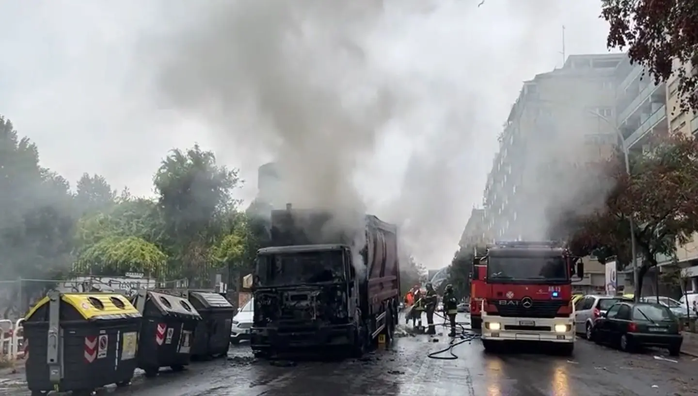 Camion di Ama in fiamme, la colonna di fumo invade il quartiere Ostiense di Roma