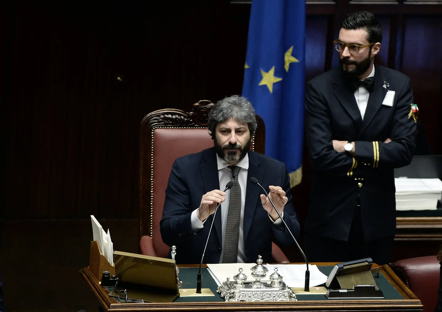 Manovra, M5s: "Non cediamo al terrorismo". Poi il post sparisce