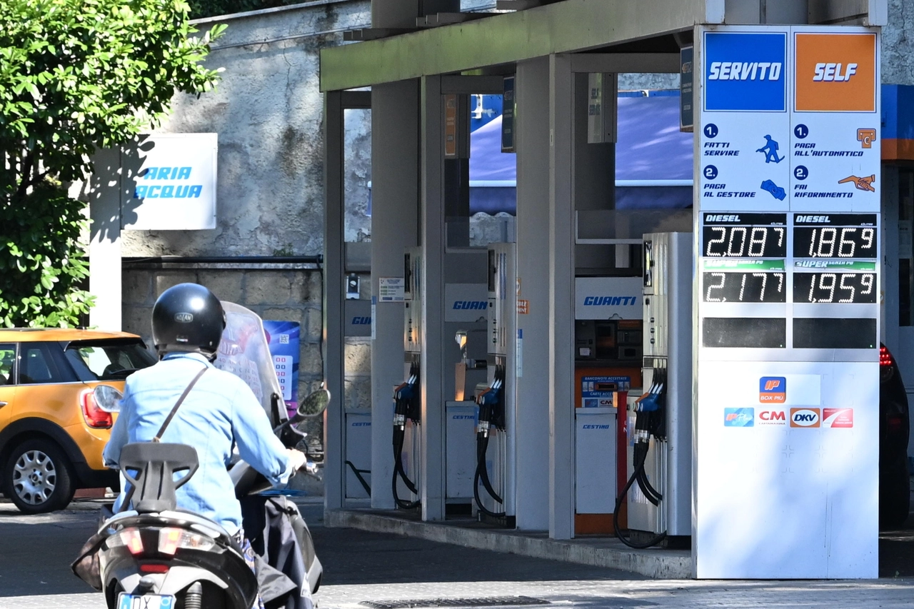 Prezzi alle stelle per la benzina (Ansa)