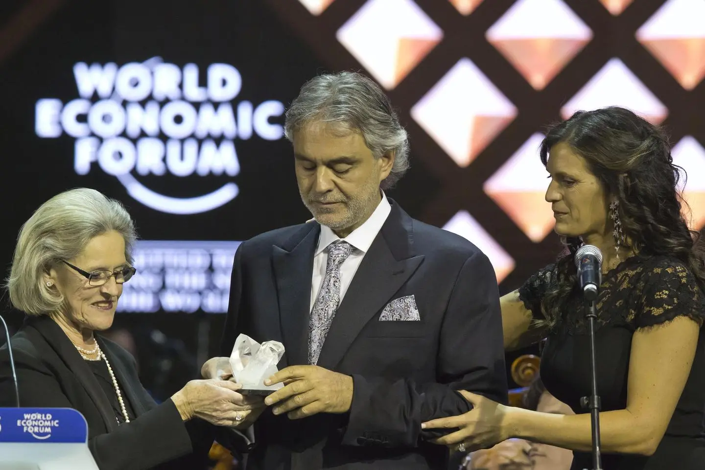 Siparietto toscano al World Economic Forum tra Matteo Renzi e Andrea Bocelli