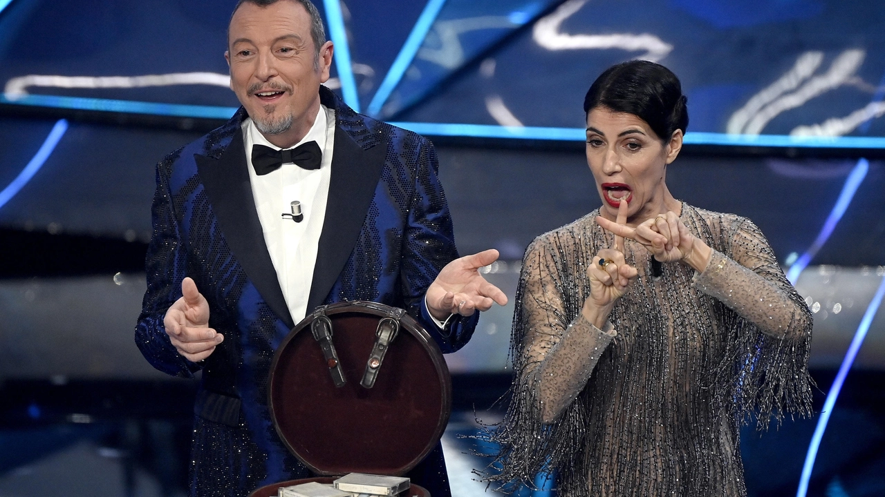 Sanremo 2024: Amadeus sul palco con Giorgia durante la seconda serata (Ansa)