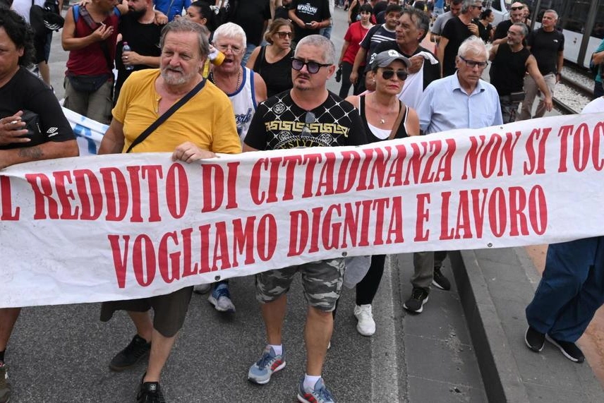 Manifestazione a Napoli contro l'abolizione del reddito di cittadinanza