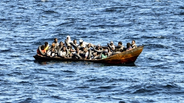 Lampedusa, migrante partorisce sul barchino, ma il neonato muore. Polemica sulla tendopoli