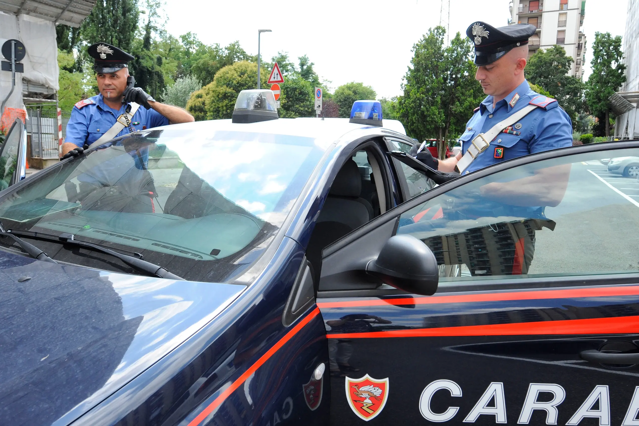 Napoli, picchiano il figlio a Terzigno, il padre si vendica e piomba con l'auto sul gruppo