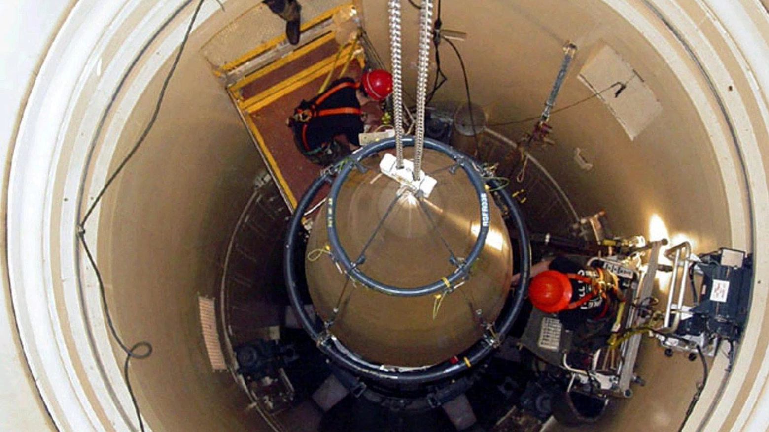 Manutenzione a un missile nucleare in un silo