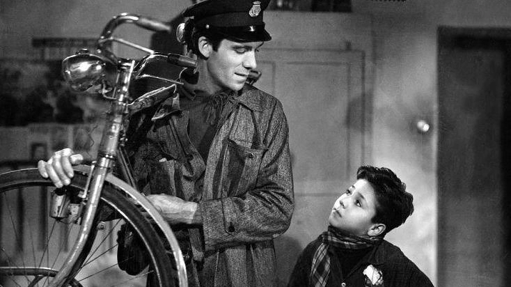 Una scena di “Ladri di biciclette“, capolavoro di Vittorio De Sica del 1948