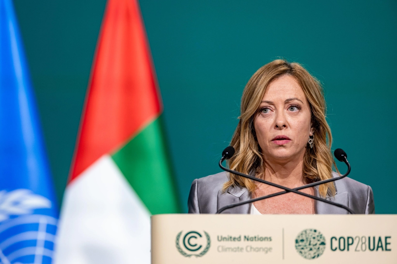 Giorgia Meloni parla davanti all'assemblea plenaria della Cop28 a Dubai (Ansa)