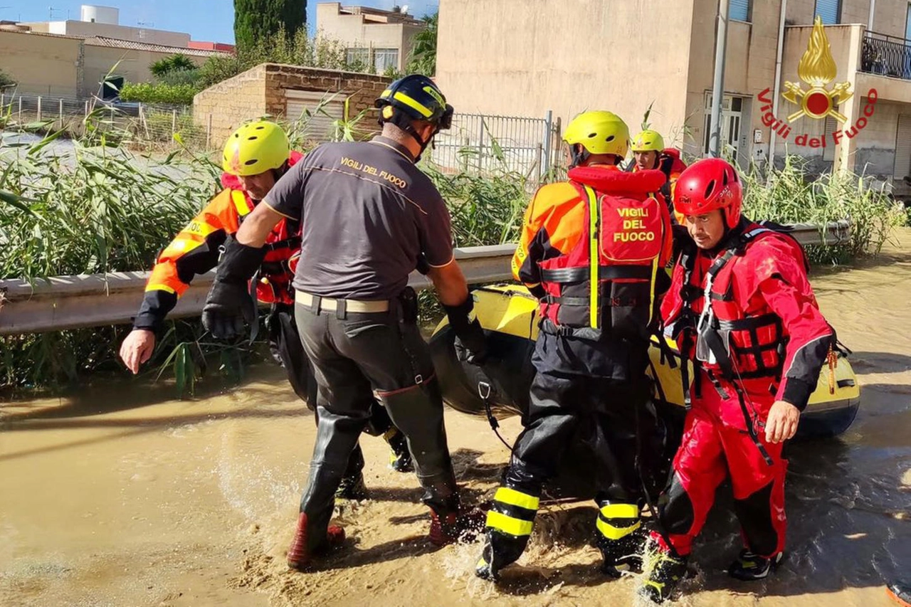 I vigili del fuoco a lavoro nel Trapanese dopo il nubifragio (Ansa)