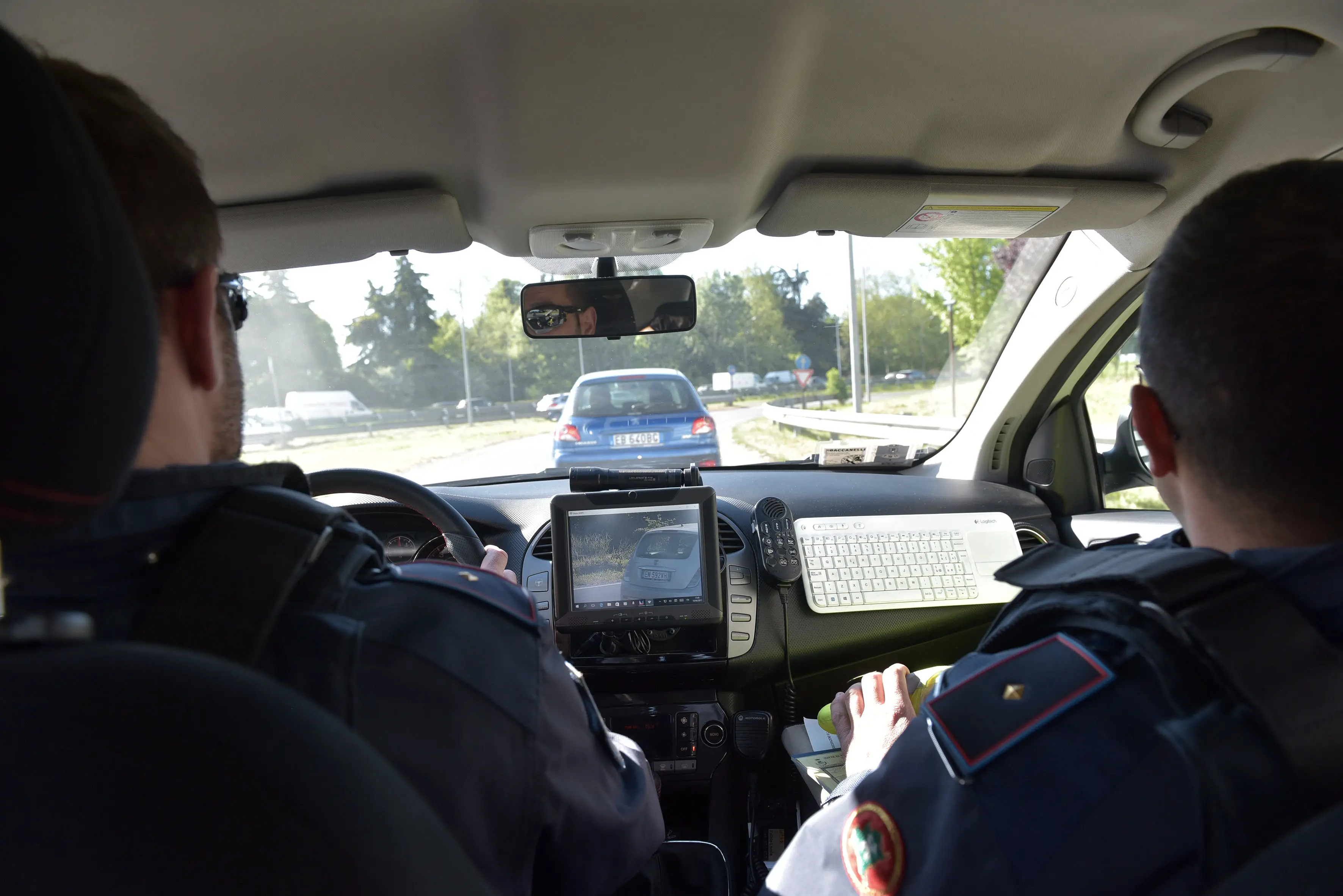 Bimba rischia di morire soffocata, polizia locale la porta a sirene spiegate in ospedale