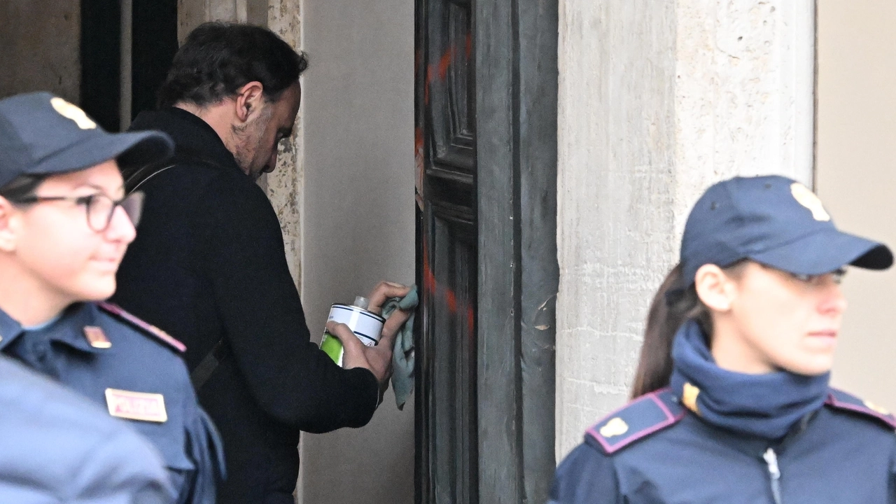 Portone di palazzo Chigi imbrattato da un giovane di 25 anni