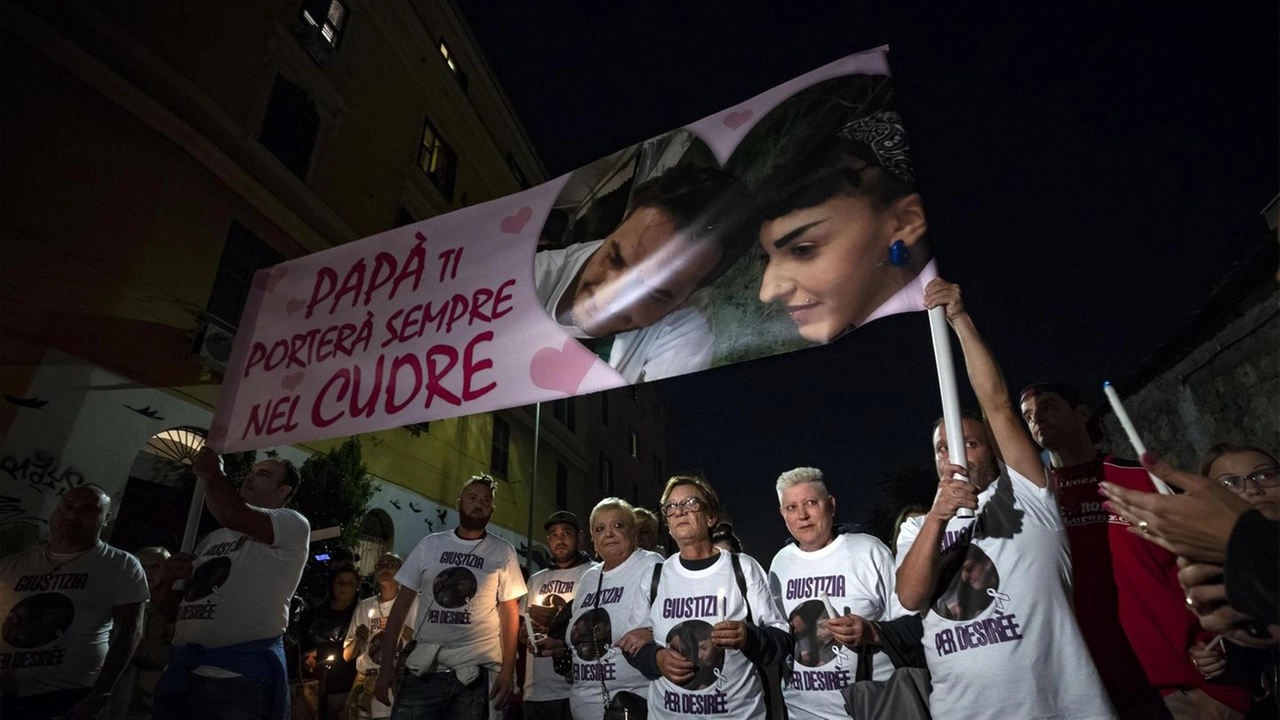 Uno striscione con l'immagine di Desirée e suo papà alla fiaccolata a San Lorenzo (Ansa)