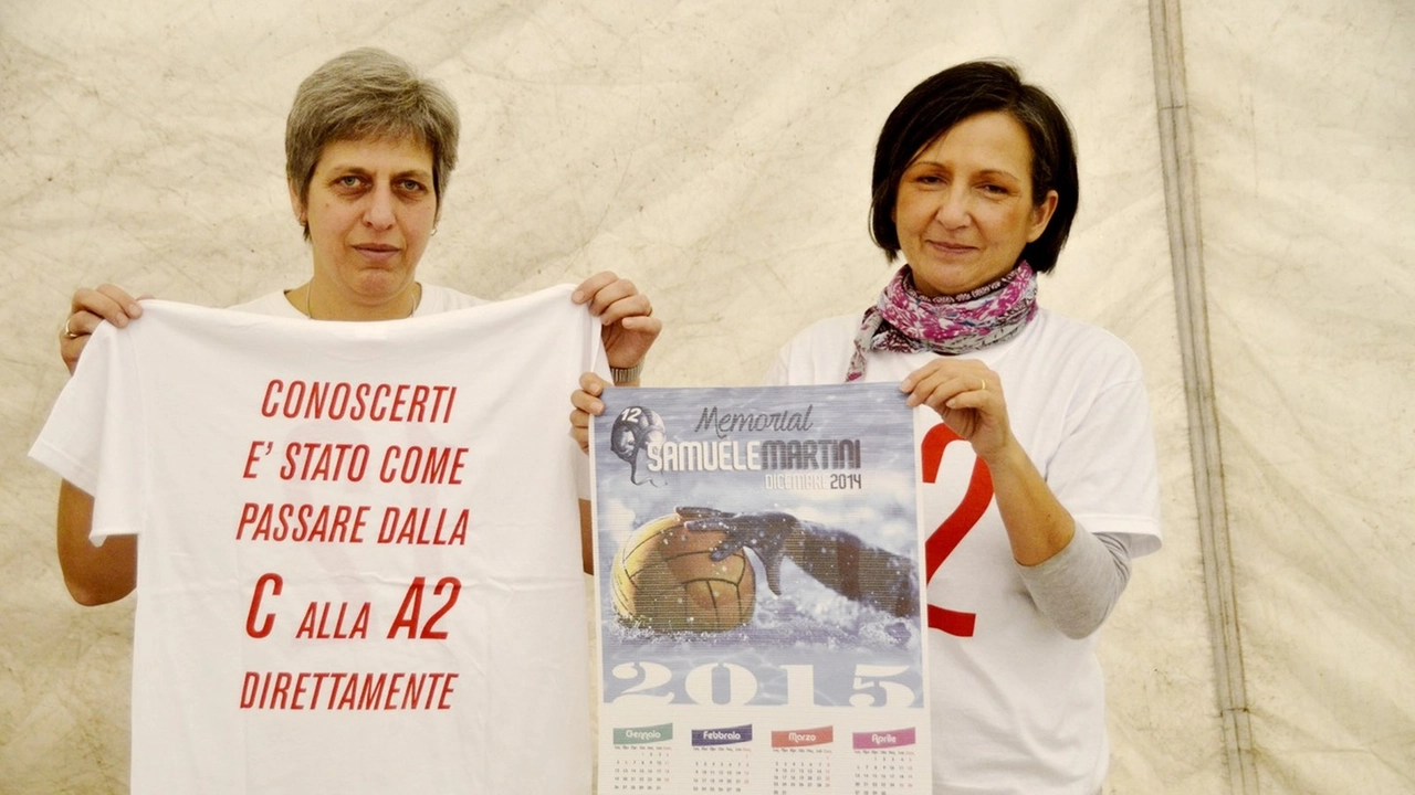 La mamma di Samuele, a sinistra, con la maglietta commemorativa (foto Attalmi)