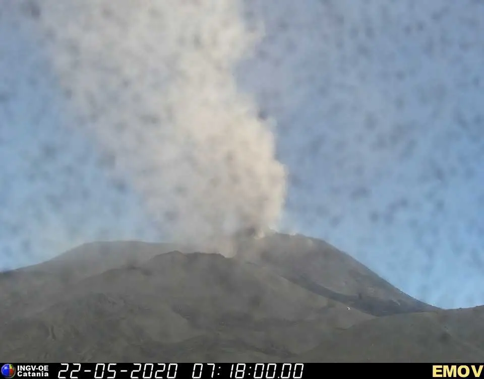 Etna, s'intensifica eruzione. Nube di cenere alta 4.500 metri